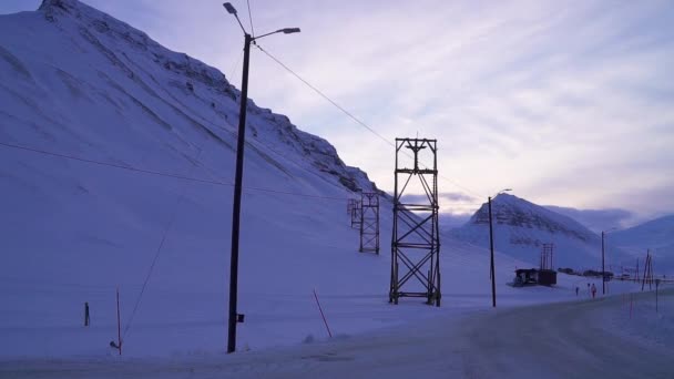 Arctisch Landschap Met Resten Van Oude Kolenmijn Transportlijn Langjaarbyen Spitsbergen — Stockvideo