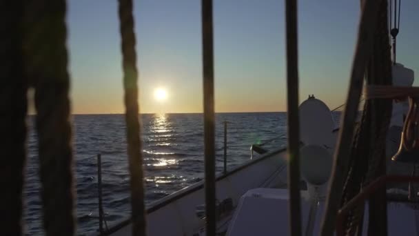 Grande Yacht Vintage Legno Naviga Sul Mare Veduta Della Prua — Video Stock