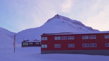 Longyearbyen, Spitsbergen, Small town among snow-capped mountains of the Norwegian archipelago of Svalbard Row of colourful chalet houses in Longyearbyen.