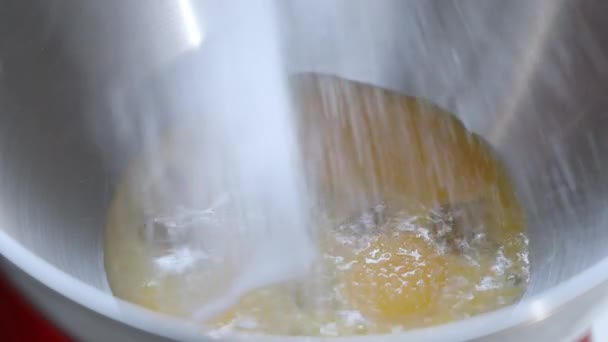 Додавання Цукру Сирих Яєць Срібній Кухні Стоїть Мікшер Збивання Яєць — стокове відео