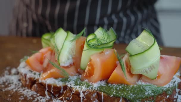 Ετοιμάζω Φαγητό Στην Κουζίνα Σάντουιτς Λαχανικά Αρσενικό Σεφ Ρίχνει Ελαιόλαδο — Αρχείο Βίντεο