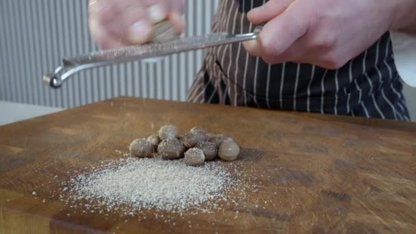 Grate Nutmeg 慢动作的男人手格栅 烤香料 一堆肉豆蔻在木板上 有选择的重点 高质量的4K镜头 — 图库视频影像