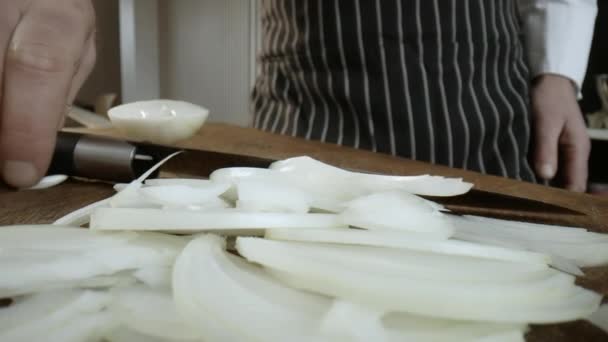 Der Koch Arbeitet Der Küche Die Zubereitung Der Zwiebeln Selektiver — Stockvideo