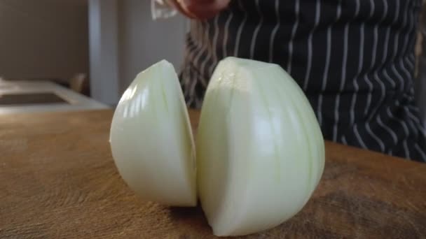 Mann Schneidet Eine Halbe Weiße Zwiebelzwiebel Mit Messer Auf Einem — Stockvideo