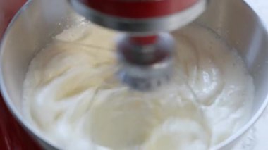 Karıştırıcının kasesinde şekerli yumurta çırpmak, ev yapımı seçici odaklanma..