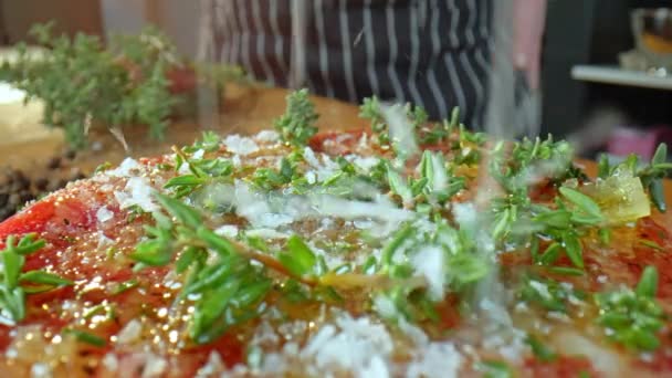 Chef Cocina Bistec Res Espolvoreado Con Sal Preparación Alimentos Imágenes — Vídeos de Stock