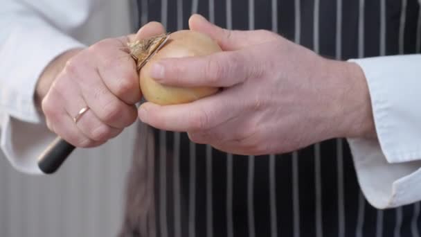 Mutfakta Soğan Soyma Işlemi Soğan Soyan Insan Elleri Yavaş Çekim — Stok video