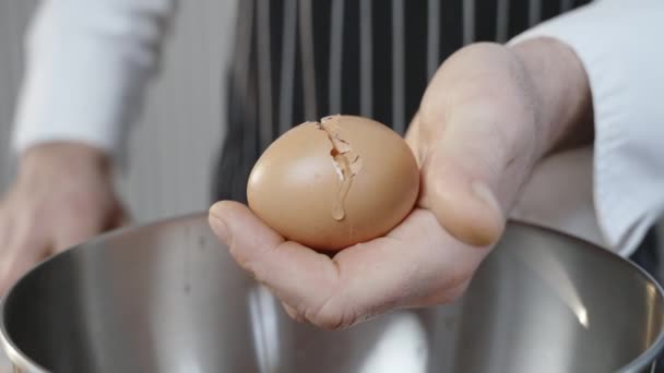 Koch Bricht Hühnereier Eine Silberne Schüssel Hochwertiges Filmmaterial — Stockvideo