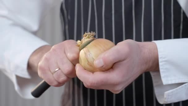 在厨房剥去洋葱皮的过程 曼斯的手剥开了洋葱 慢动作视频 高质量的4K镜头 — 图库视频影像