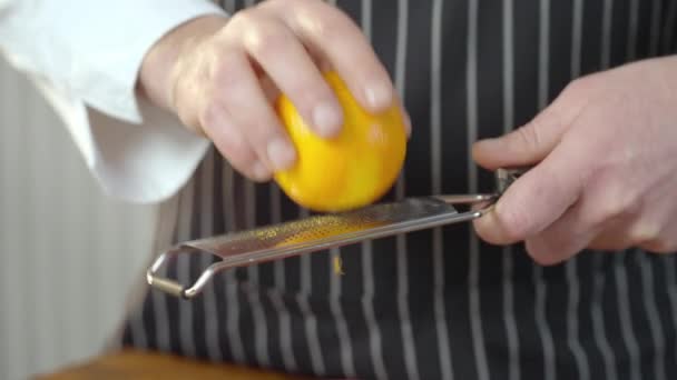 Der Koch Reibt Die Orangenschale Mans Hände Beim Würzen Von — Stockvideo