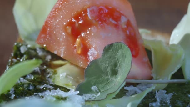 Ετοιμάζω Φαγητό Στην Κουζίνα Σάντουιτς Λαχανικά Αρσενικό Σεφ Προσθέστε Μπαχαρικά — Αρχείο Βίντεο