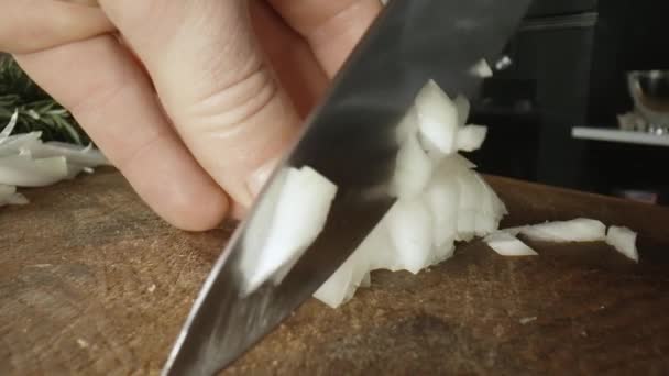 Kuchařka Krájí Cibuli Nožem Dřevěné Desce Zpomalené Video — Stock video