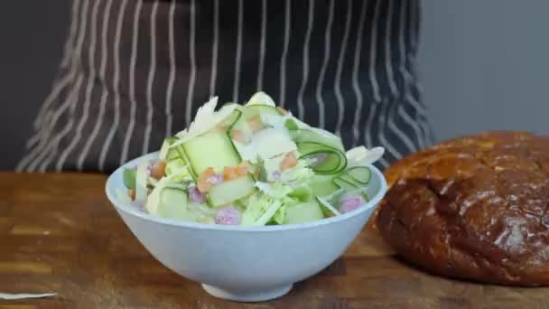 Προετοιμασία Της Χορτοφαγικής Σαλάτας Προσθήκη Τυριού Σαλάτες Από Αγγούρια Λάχανο — Αρχείο Βίντεο