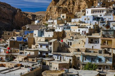 Maaloula, Suriye, savaştan önce, 30 Aralık 2010. Hıristiyanlar için önemli bir hac merkezi. Engebeli dağ yamacında Maaloula kasabası manzarası.