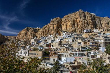 Maaloula, Suriye - 30 Kasım 2010 - Maaloula köyünden genel görüş. Engebeli dağ yamacındaki Maaloula kasabasının manzarası. Yüksek kalite fotoğraf