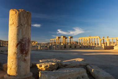 Suriye çölündeki harabelerin güzel manzarası, gün batımında Palmyra. Savaştan önce Palmyra 1 Aralık 2010. Yüksek kalite fotoğraf