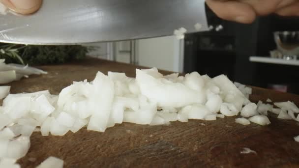 厨师在木板上用刀切洋葱 慢动作视频 厨师的男性手艺 健康的生活方式蔬菜切洋葱的时候有选择的重点 — 图库视频影像