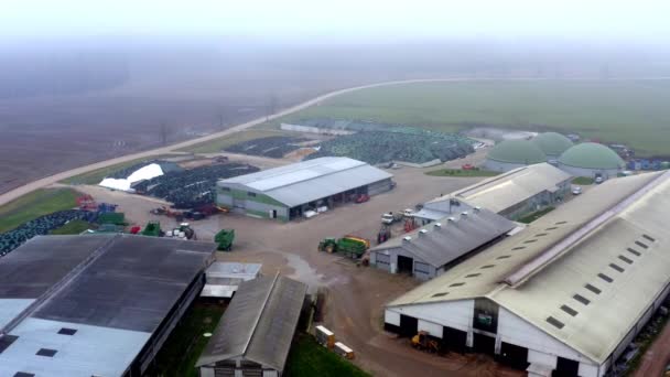 バイオガス製造工場の上空からの眺め 食品産業の廃棄物からバイオガスバイオメタンを取得します 高品質4K Prores映像 — ストック動画