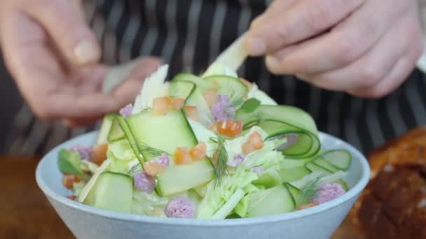 Προετοιμασία Της Χορτοφαγικής Σαλάτας Προσθήκη Τυριού Σαλάτες Από Αγγούρια Λάχανο — Αρχείο Βίντεο
