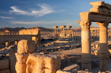 Palmyra - Suriye, antik Palmyra şehrinin kalıntıları. Palmyra, Suriye 'de gün doğumu. Savaştan önce. Orta Doğu 01 Aralık 2010. Yüksek kalite fotoğraf