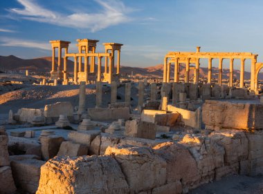 Palmyra - Suriye, antik Palmyra şehrinin kalıntıları. Palmyra, Suriye 'de gün doğumu. Savaştan önce. Orta Doğu 01 Aralık 2010. Yüksek kalite fotoğraf