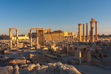 Suriye çölündeki harabelerin güzel manzarası, gün batımında Palmyra. Savaştan önce Palmyra.