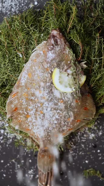 Kokken Tilsætter Salt Til Den Fisk Skrubbe Grå Baggrund Med – Stock-video