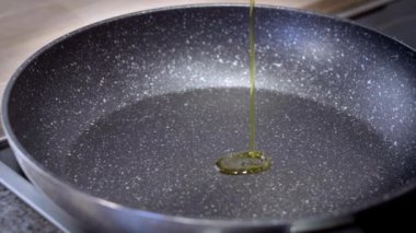 Kızartma tavasına yağ döküyorum. Yemek pişirme süreci. Yavaş çekim videosu, 100 fps. Yüksek kaliteli FullHD görüntüler
