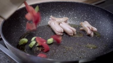 Sosisli tava. Tavaya sebze dök. Paprika ve pırasa. Yüksek kaliteli FullHD görüntüler