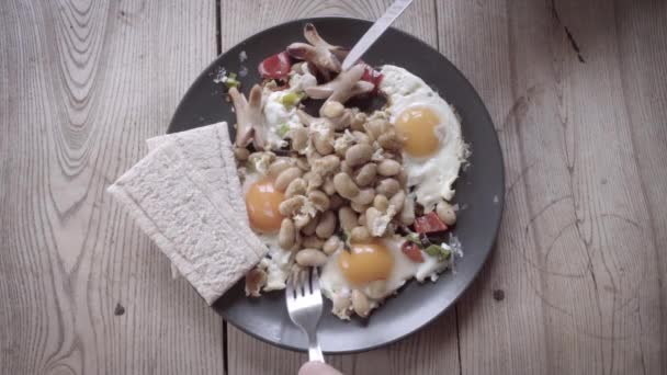 Αγγλικό Πρωινό Πιάτο Τρώω Πρωινό Βίντεο Αργής Κίνησης Επιλεκτική Εστίαση — Αρχείο Βίντεο