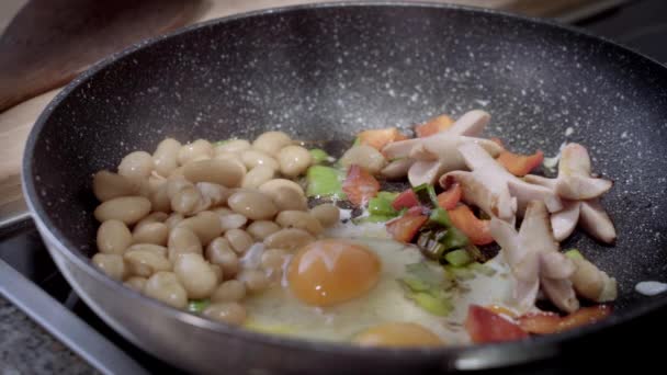 Desayuno Inglés Preparación Huevos Fritos Sartén Huevos Fritos Con Frijoles — Vídeo de stock