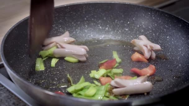Matlagning Stek Med Korv Paprika Och Purjolök Koka Frukost Kastrull — Stockvideo