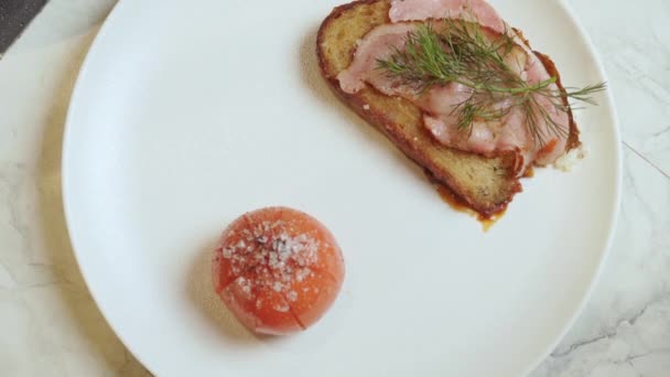 英式早餐 配以熏肉 蘑菇和西红柿 配上白盘 — 图库视频影像