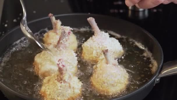 Sült Csirke Serpenyőben Forró Olajban Közelről Isteni Sült Csirkét Sütök — Stock videók