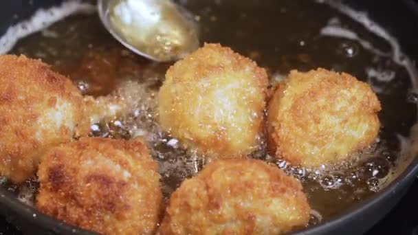 Preparación Alimentos Preparación Nuggets Pollo Freidora Proceso Freír Pollo Aceite — Vídeo de stock