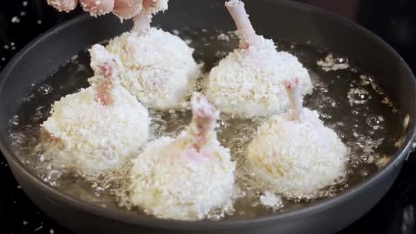 Gebratenes Hühnchen Der Pfanne Kochendem Nahaufnahme Leckeres Gebratenes Hühnchen Hause — Stockvideo