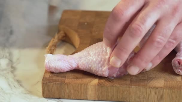 Bir Şef Bir Tavuk Bacağının Kıkırdağını Bıçakla Kesiyor Yüksek Kaliteli — Stok video