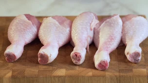 Färsk Kyckling Trumpinnar Skärbräda Matlagning Koncept Kycklingdelar Nära Håll Färskt — Stockvideo
