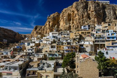 Maaloula, Suriye - 30 Kasım 2010 - Maaloula köyünden genel görüş. Engebeli dağ yamacındaki Maaloula kasabasının manzarası. Yüksek kalite fotoğraf