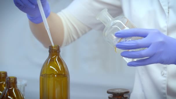 Processo Preparação Medicamentos Medição Matérias Primas Laboratório Farmacêutico Feito Mão — Vídeo de Stock