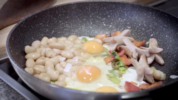 Englisches Frühstück Zubereitung Spiegeleier Der Pfanne Gebratene Eier Mit Bohnen — Stockvideo