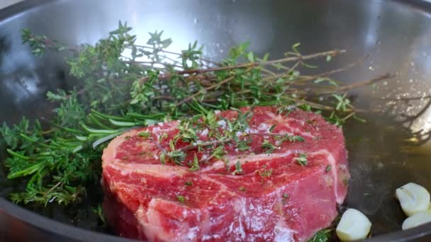 准备食物 厨师烹调牛肉牛排 厨师在牛排上撒盐 选择性重点 — 图库视频影像