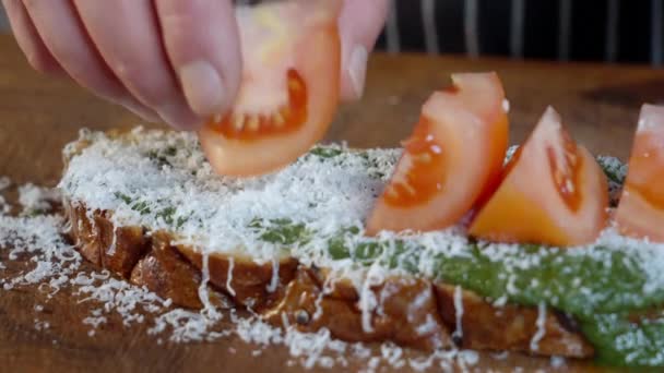 Preparando Comida Cozinha Sanduíche Vegetariana Chef Masculino Adicionar Tomates Para — Vídeo de Stock