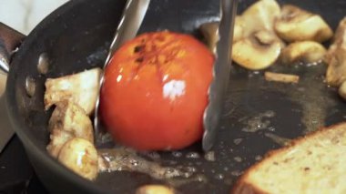 Yemek hazırlığı. İngiliz kahvaltısı hazırlıyorum. Kızarmış İngiliz kahvaltısı.. 