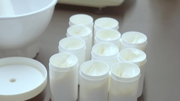 Der Apotheker Bereitet Medizinische Salben Sterilen Behältern Pharmaindustrie Handgemachte Medizin — Stockvideo