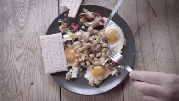Engelsk Frukost Tallrik Äter Frukost Slow Motion Video Selektivt Fokus — Stockvideo