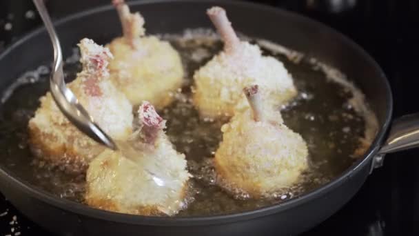 Kızgın Yağda Kızarmış Tavada Tavuk Yakın Çekim Evde Lezzetli Kızarmış — Stok video