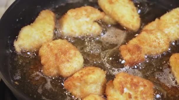 准备食物 鸡块准备在法国纵深地区 沸腾热油中炸鸡的工艺 — 图库视频影像