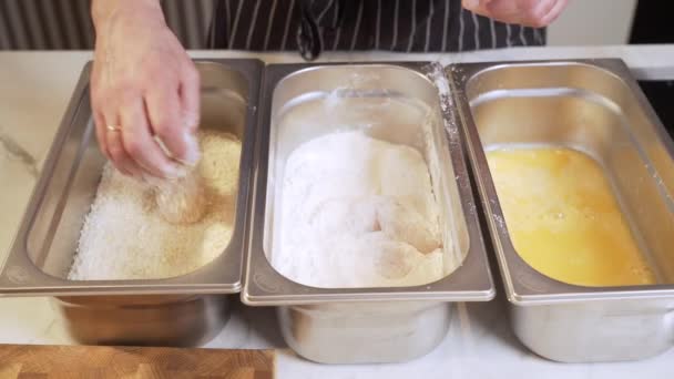 准备炸鸡块 用面粉 面包屑和鸡蛋包裹鸡块 优质Fullhd影片 — 图库视频影像