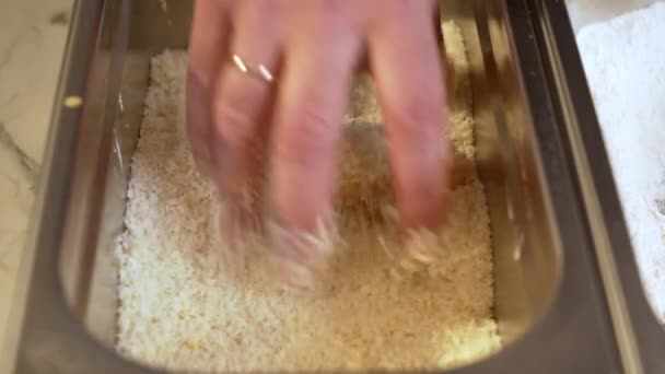 Csirkefalatok Előkészítése Sütésre Csirkefalatok Bevonása Zsemlemorzsába Tekerve Kiváló Minőségű Fullhd — Stock videók